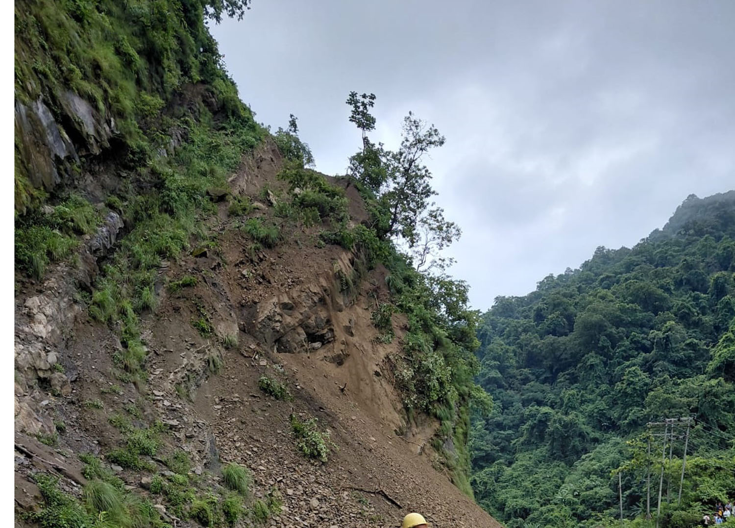 पहिरो खसेपछि सिद्धार्थ राजमार्ग पूर्णरूपमा अवरुद्ध, सडक खुलाउने काम पहिरो रोकिएपछि मात्र सुरु हुने