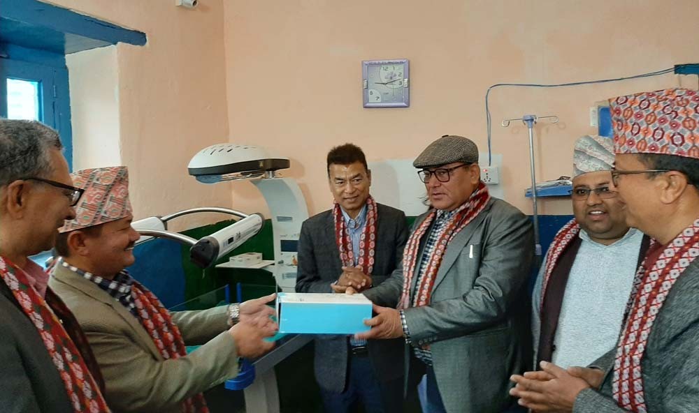 लायन्स क्लवद्वारा पाल्पा अस्पतालमा स्वास्थ्य सामग्री