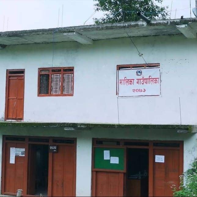 मालिका गाउँपालिकाले घरमै पुगेर बाड्यो सामाजिक सुरक्षा भत्ता