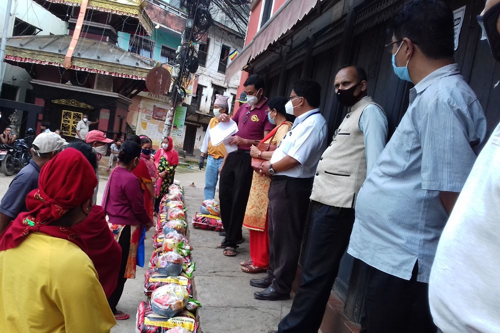 तानसेन गुठीद्वारा ९३ विपन्न परिवारलाई राहत वितरण