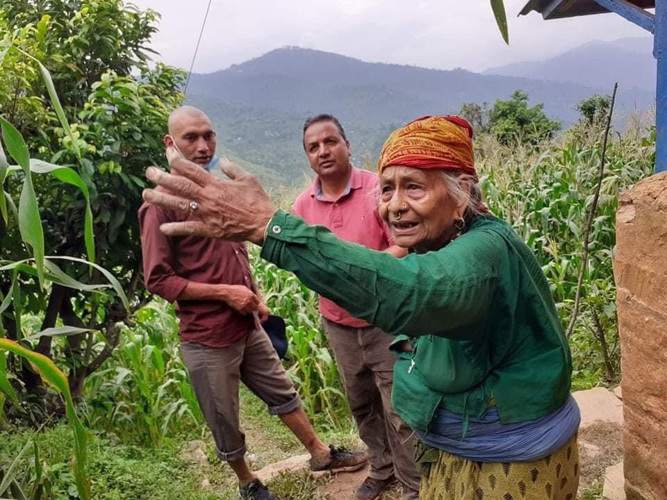 नेपाली काँग्रेस गुल्मीले गर्यो पहिरो प्रभावित क्षेत्रको अवलोकन