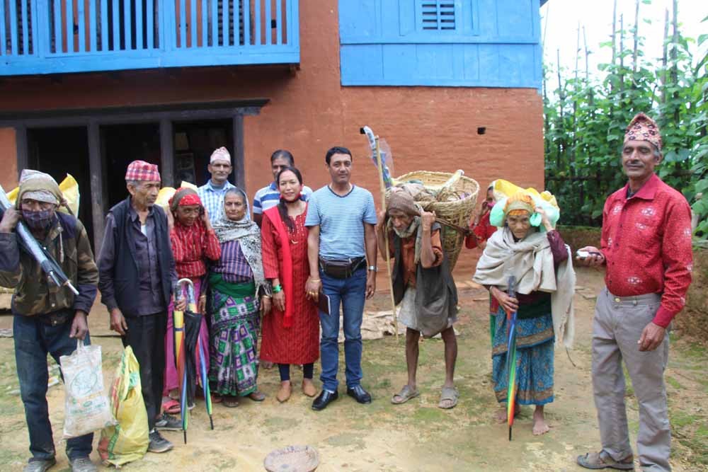 रेग्मी परिवारले गर्‍यो छोरीको विवाह वर्षगाठको अवसरमा विपन्नलाई सहयोग