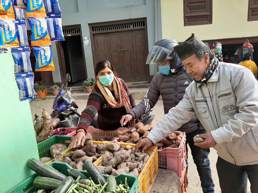 तानसेनका विभिन्न ठाउँमा माघे संक्रान्तिको पूर्वसन्ध्यामा  सखरखण्ड, तरुल किन्दै उपभोक्ता (फोटोफिचर)