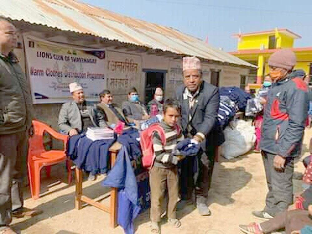 लायन्स क्लव अफ श्रीनगरद्वारा विद्यार्थीलाई न्यानो कपडा