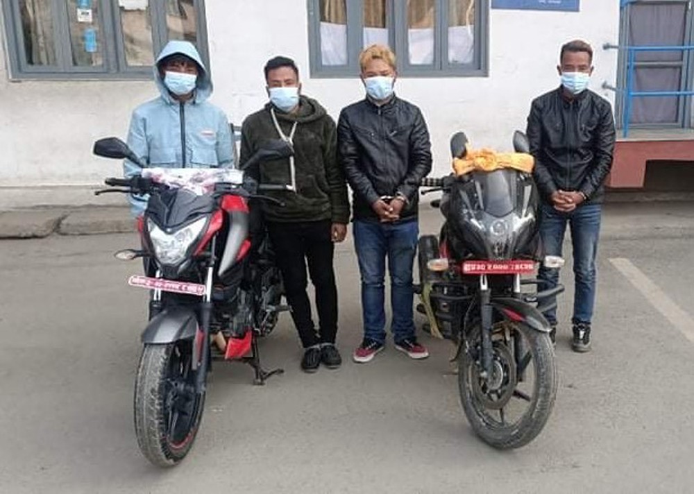 मोटरसाईकल चोरीमा संलग्न चार पक्राउ