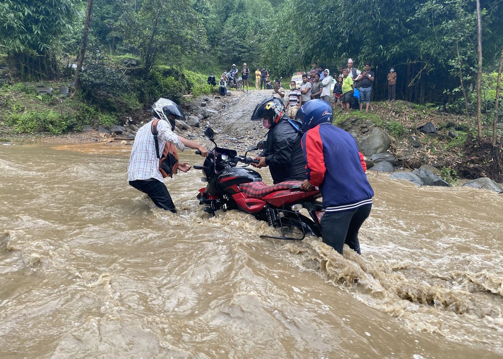 खोलामा मोटरसाइकल