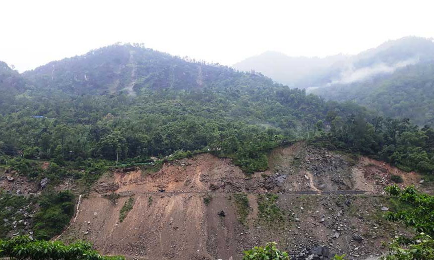 पहिरोले सिद्धार्थ राजमार्ग अवरुद्ध