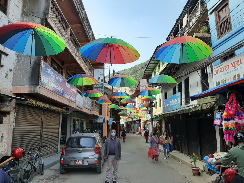 तानसेनका आकाशमा छातै छाता !