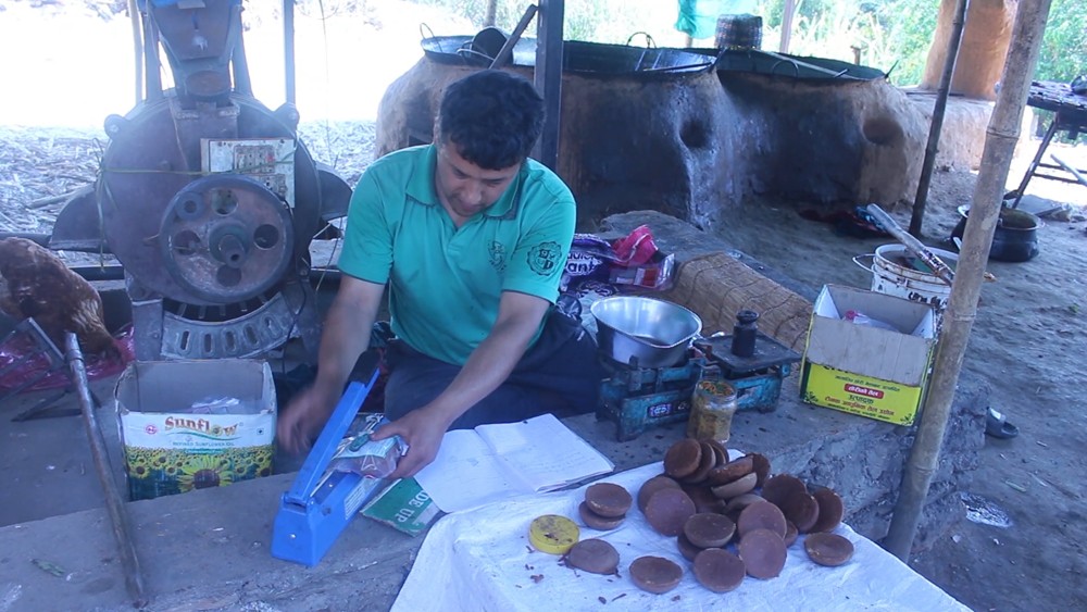 गुड र खुदोबाट मनग्य आम्दानी गर्दै उखु किसान