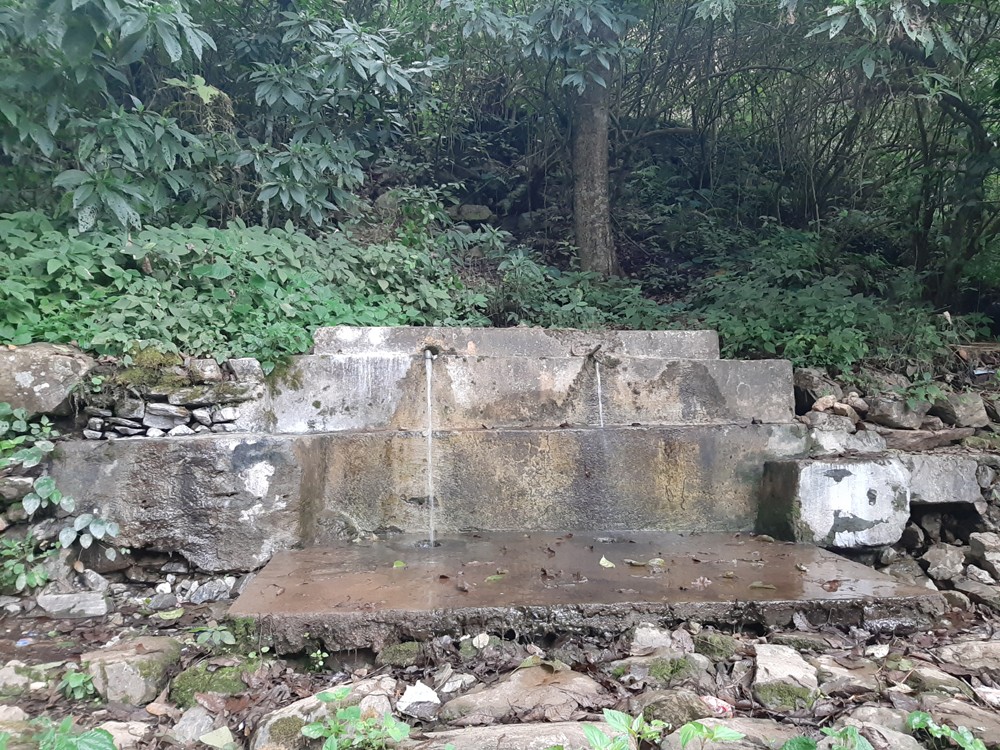 जीर्ण अवस्थामा ढुङ्गे धारा