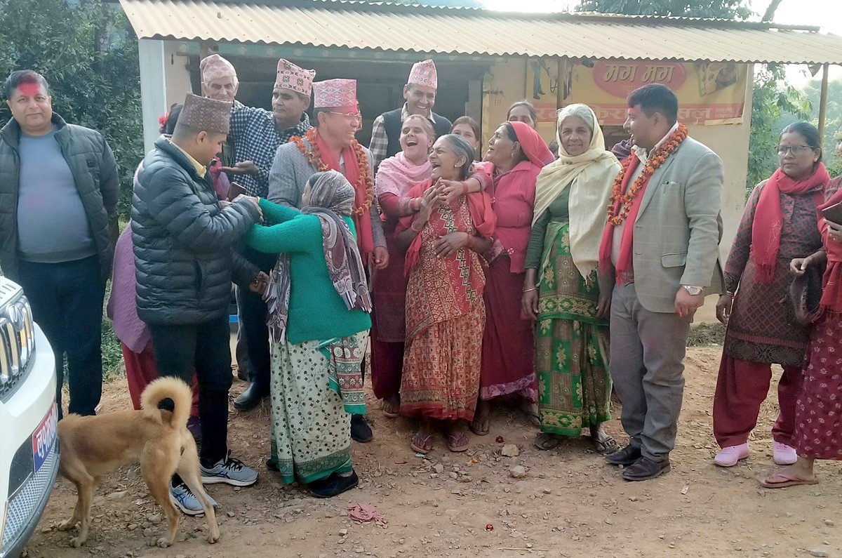 मतदातालाई धन्यवाद दिन घरदैलोमा मन्त्री राना