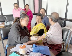 तानसेनमा लायन्स क्लवद्वारा मजदुरहरुको निःशुल्क मधुमेह परीक्षण