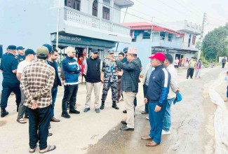विच सडकबाट जमिन चिरा परेपछि  देवगीर बजार पहिरोको उच्च जोखिममा