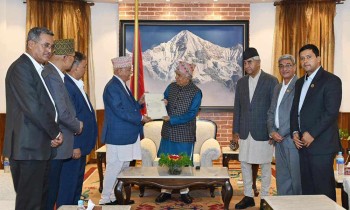 प्रचण्ड सरकार ढल्यो, प्रधानमन्त्रीमा आइतबार ओलीले नियुक्ति र शपथ लिदैं