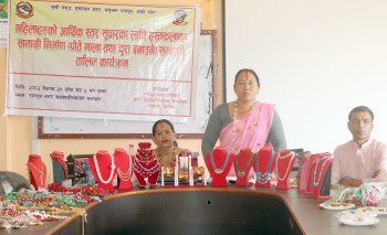 रामपुरका महिलालाई पोते, माला र चुरा बनाउने तालिम