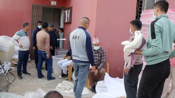 पाल्पामा मतदान केन्द्र पठाउने सामग्रीहरुको ‘प्याकेजिङ’ काम सकियो 