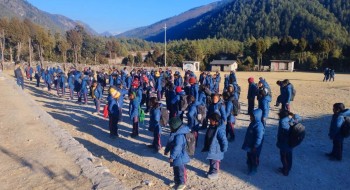 ढोरपाटनका विद्यार्थीको पीडा : कठ्याङ्ग्रिँदै पढ्नुपर्ने बाध्यता