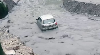 गुल्मीमा बाढीको वितण्डा  :  डहरे खोलाले कार बगायो