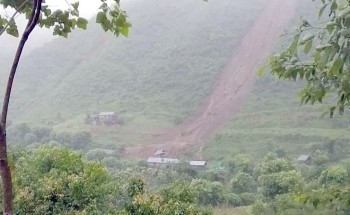 पहिरोले  रिब्दीकोटमा दुई घर भत्किए, एक महिला बेपत्ता