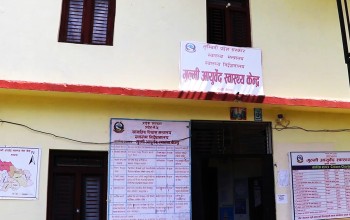 गुल्मीका बालबालिकालाई ‘स्वर्णबिन्दु प्रशान’ खुवाइँदै