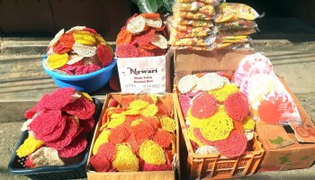 तिहारलाई झिनियाँ बेचेर मनग्य आम्दानी गर्दै महिला
