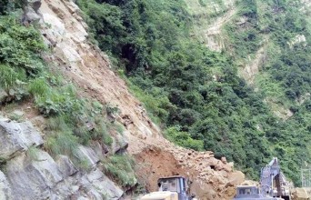 सिद्धार्थ राजमार्गका ठाउँ ठाउँमा पहिरो : सडक अवरुद्ध, उच्च सतर्कता अपनाउन आग्रह