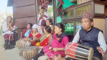 बाजा घन्काउँदै रिब्दीकोटका महिला