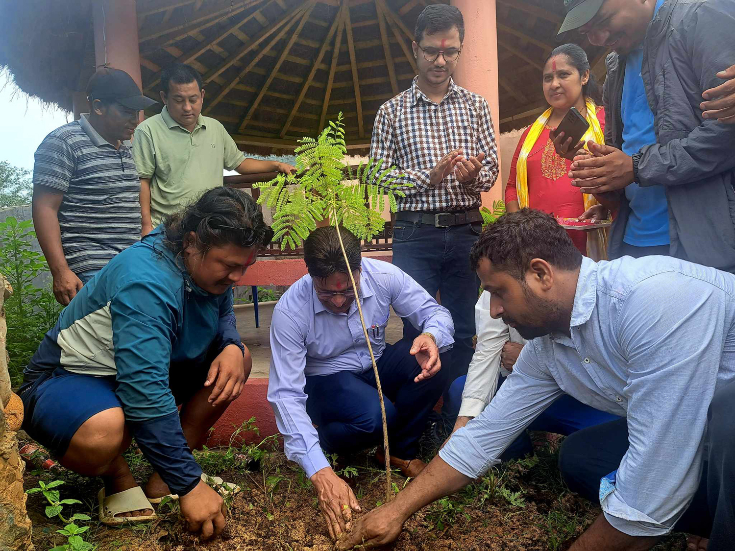 रामपुरको काली आँपदेखि गौरीघाट सडक पुष्प मार्ग बन्दै