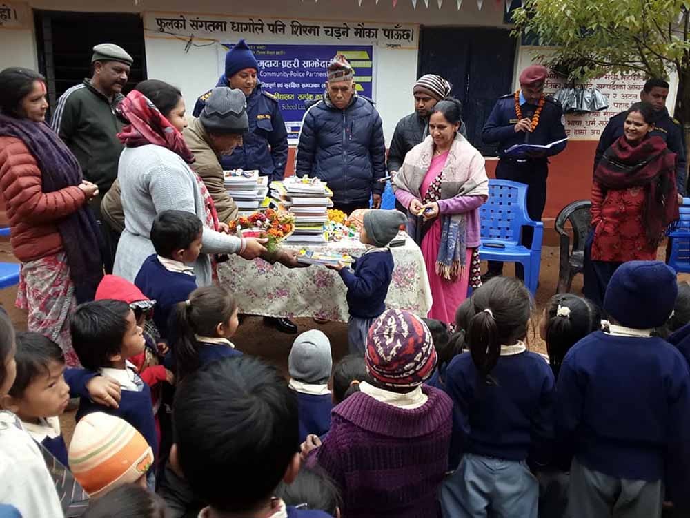 बैजुको सहयोगमा प्रहरीद्वारा शैक्षिक सामग्री वितरण