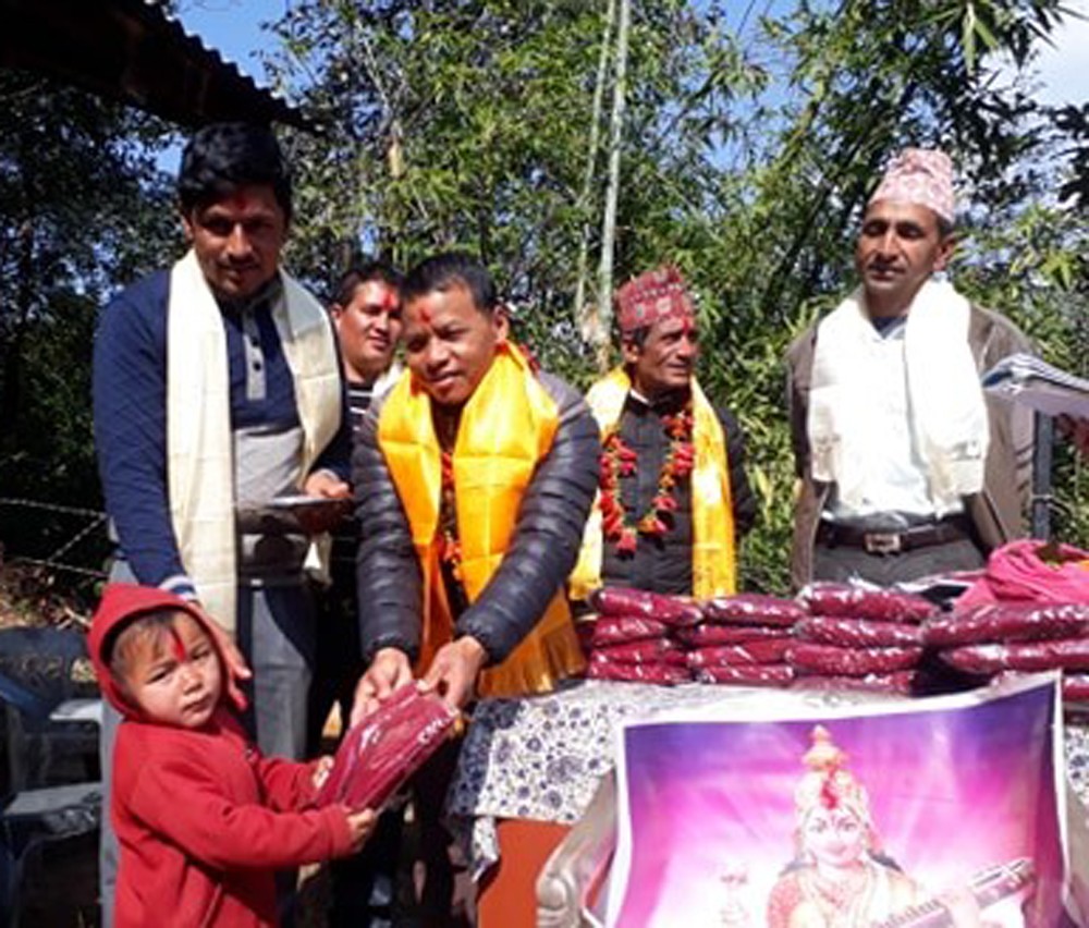पत्रकारले दिए विद्यार्थीलाई न्यानो कपडा