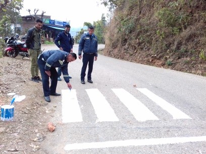 बगनास सरकारको समन्वयमा दुर्घटना कम गर्न ‘जेब्राक्रस’ बनाउँदै ट्राफिक प्रहरी