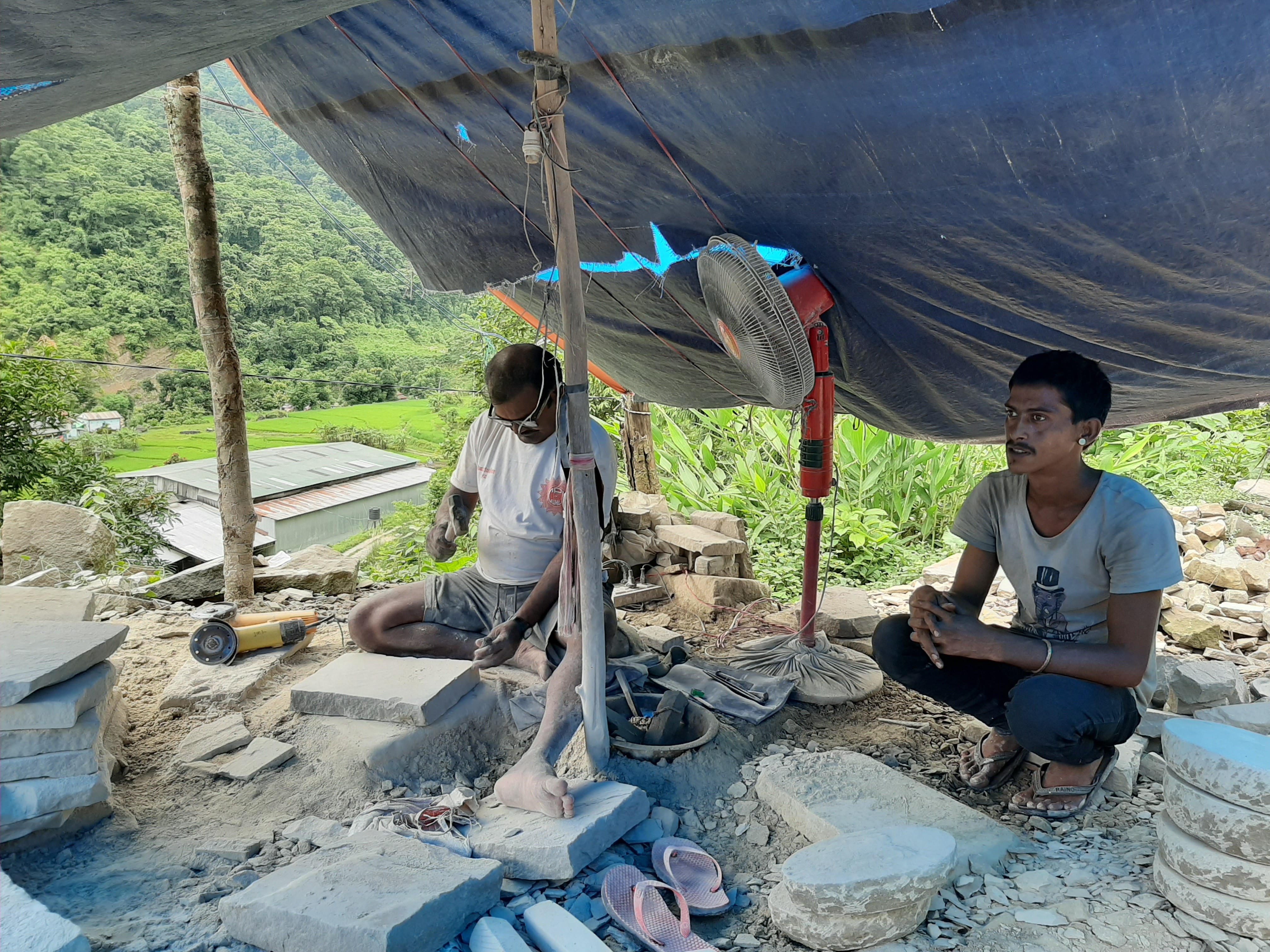 पत्थरकट्टाको पेशा संकटमा, सिलौटा र जाँतोलाई विस्थापित गर्दै मिक्चर र मिल