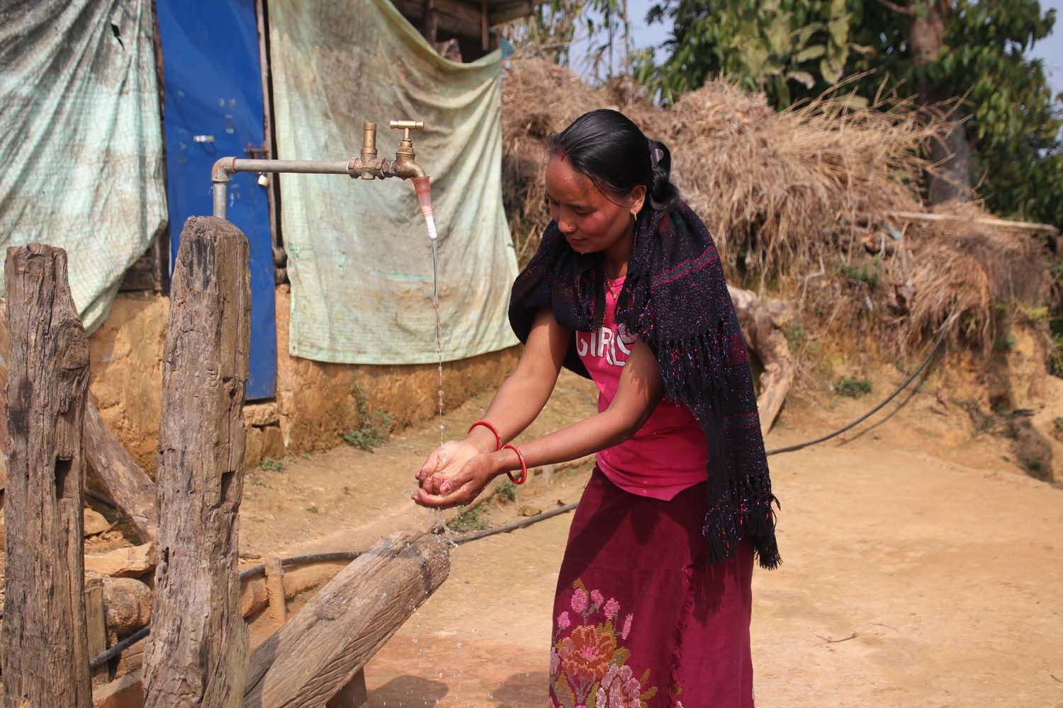 आँगनमै पानी खस्दा  विरकोट वलङदीका स्थानीय दङ्ग