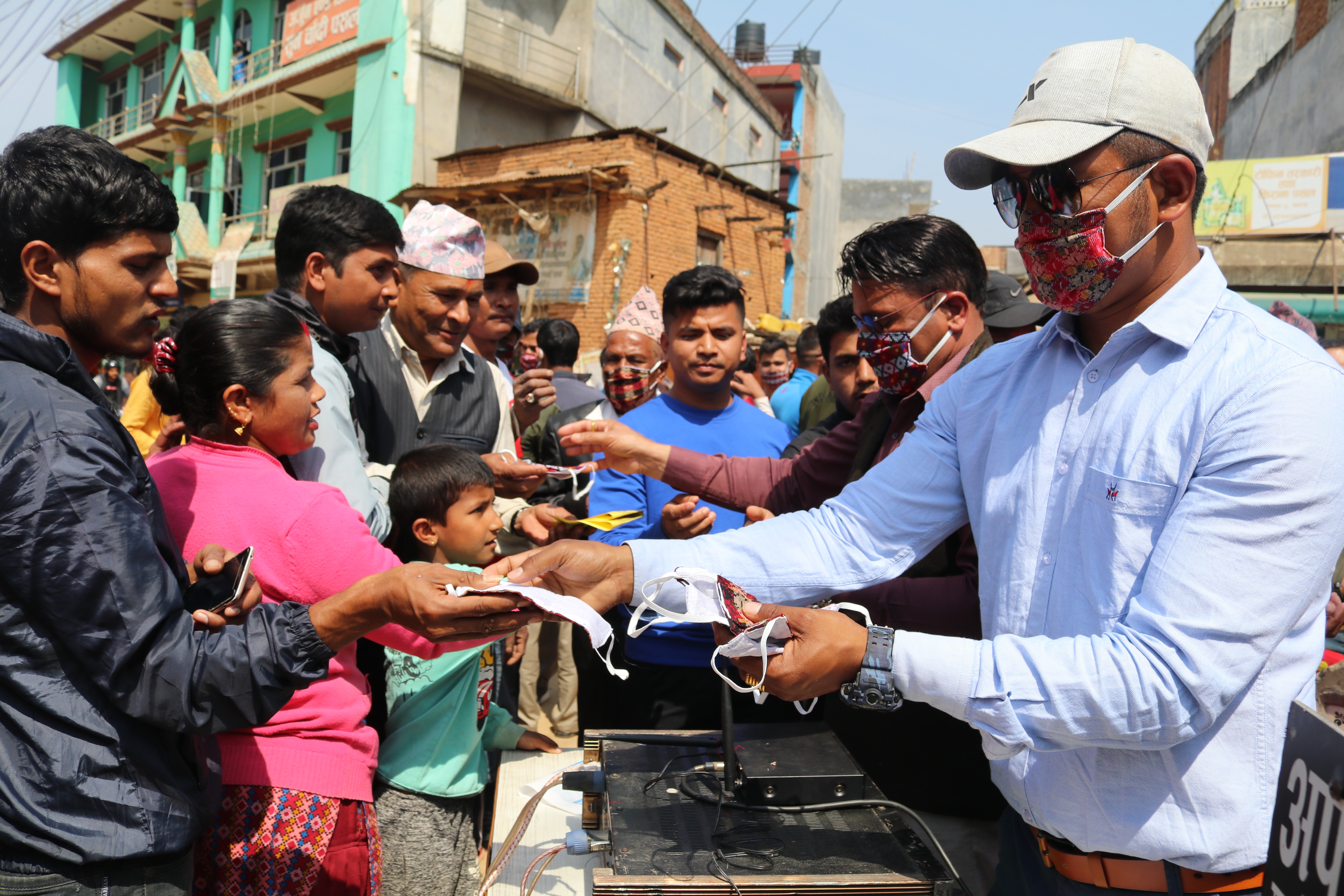 बजारबासीलाई तरुणदल द्वारा माक्स वितरण