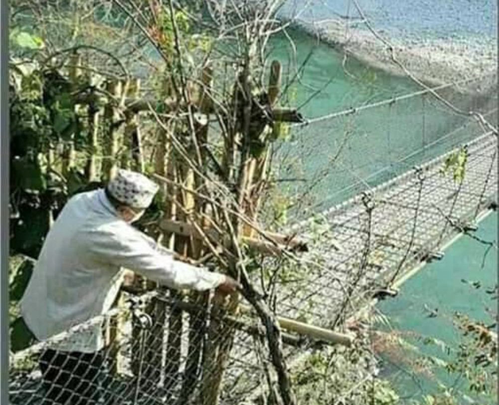 गाउँ प्रवेशमा रोक लगाउन पुल नै बन्द !