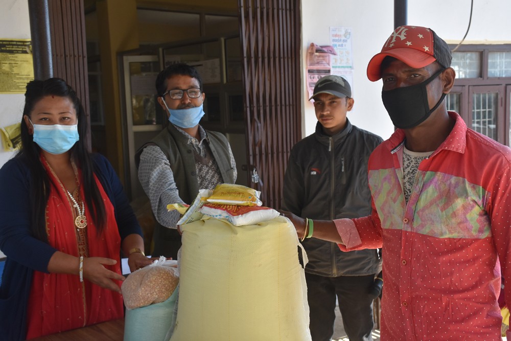 रैनादेवी छहरा गाउँपालिकाका तीन सय विपन्न परिवारमा खाद्यान्न