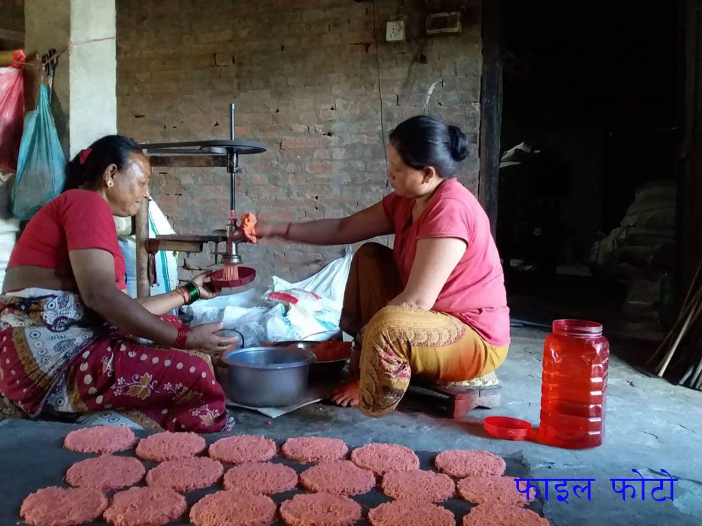 रामपुरमा लकडाउनको समयमा झिनियाँ बनाउन व्यस्त