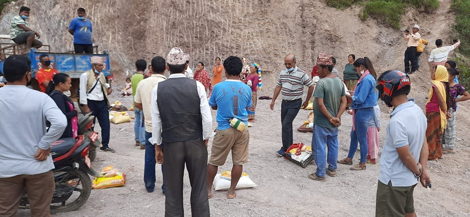 तानसेन १० का विपन्न परिवारलाई काँग्रेसले बाड्यो राहत