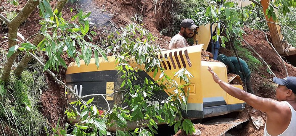 सिलुवाको तालखोलामा स्काभेटर सहित अपरेटरलाई पहिरोले पुर्यो