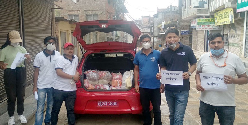 रोटर्‍याक्ट क्लव पाल्पाद्वारा विपन्नलाई राहत