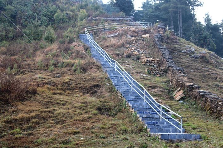 पर्यटकीयस्थल रेसुङ्गामा सिँढी निर्माण