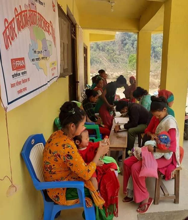 माथागढी गाउँपालिकाको वडा ४ मा परिवार नियोजनको सेवा लिन आएका सेवाग्राहीहरु ।