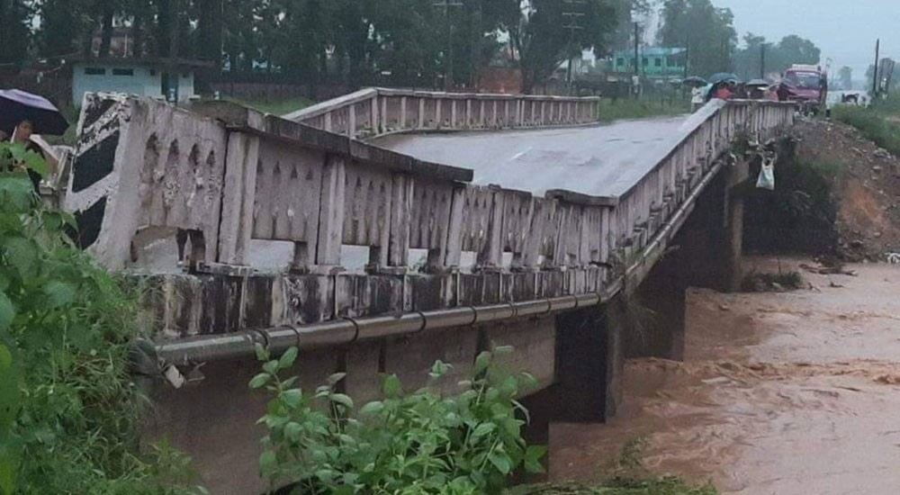 वर्षाले रुपन्देहीका विभिन्न क्षेत्र डुबानमा, देवदहमा पुल भासियो