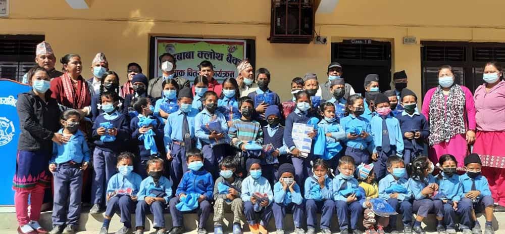 गुल्मीको सिद्धबाबा माविद्वारा विद्यार्थीलाई पोसाक वितरण