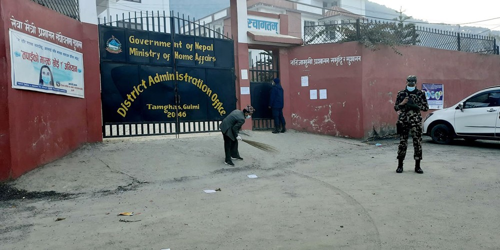 गुल्मीका प्रमुख जिल्ला अधिकारी पौडेल कुचो लिएर सडकमा