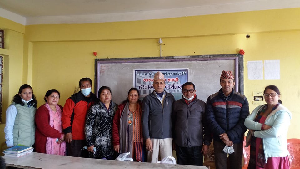 पपका विद्यार्थीलाई पूर्व विद्यार्थीले दिए स्वास्थ्य सामग्री