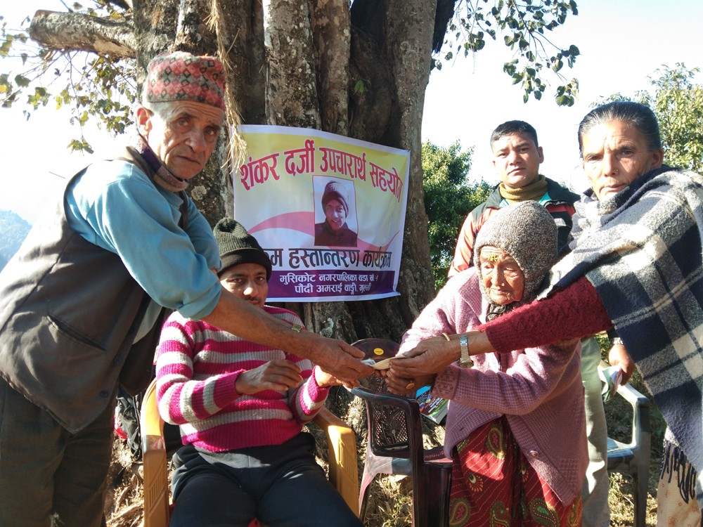 आर्थिक अभावले उपचारमा समस्या परेका दर्जीलाई सहयोग