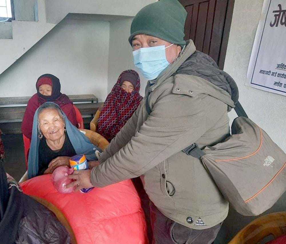 जेष्ठ नागरिकलाई न्यानो कपडा र पौष्टिक आहार