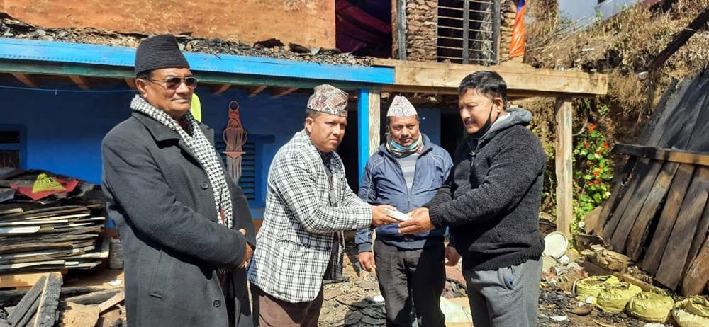 मुसिकोटका अग्नि पीडित कार्कीलाई आर्थिक सहयोग