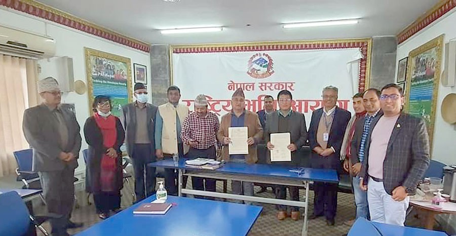 भूमि सम्बन्धी समस्या समाधान गर्न माथागढी गर्यो आयोगसँग समझदारी
